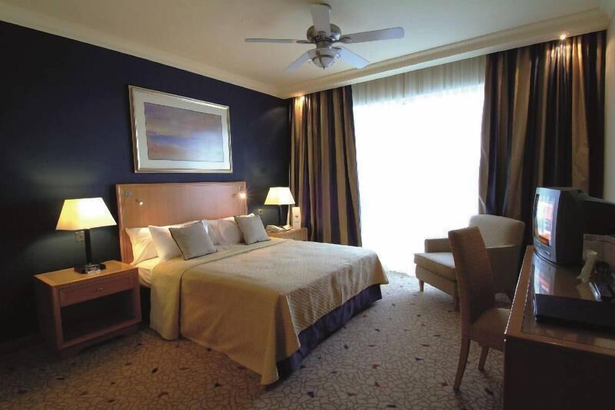 Hypo-allergenic bedding, minibar, in-room safe, desk