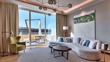 Hypo-allergenic bedding, minibar, in-room safe, desk