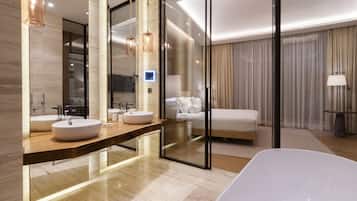 Ropa de cama hipoalergénica, minibar, caja fuerte y escritorio
