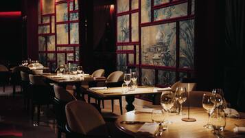 4 restaurants; breakfast, lunch and dinner served