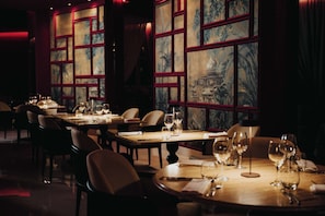 4 restaurants; breakfast, lunch and dinner served 