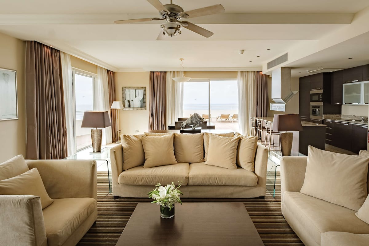 Bộ đồ giường kháng dị ứng, minibar, két bảo mật tại phòng, bàn