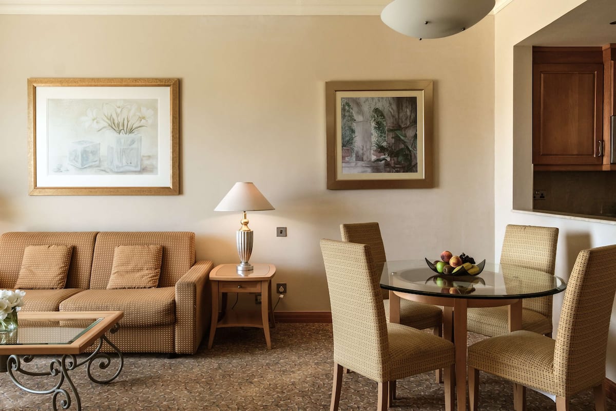 Bộ đồ giường kháng dị ứng, minibar, két bảo mật tại phòng, bàn