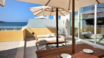 Suite, 1 slaapkamer, uitzicht op zee (Sands Tower) | Hypoallergeen beddengoed, een minibar, een kluis op de kamer, een bureau