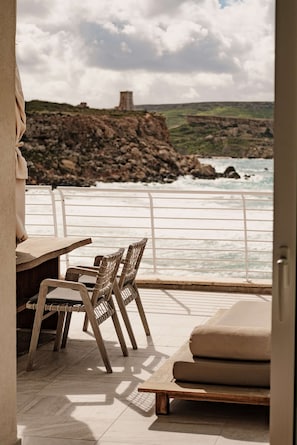 Hypo-allergenic bedding, minibar, in-room safe, desk