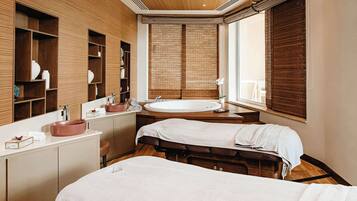 Couples treatment room(s), sauna, hot tub, steam room