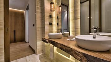 Ein modernes Badezimmer mit einem großen Spiegel, zwei Waschbecken und einer Holzwaschkommode.