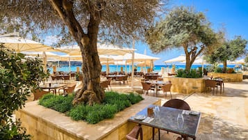 4 restaurants; breakfast, lunch, and dinner served