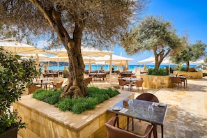 4 restaurants; breakfast, lunch, and dinner served