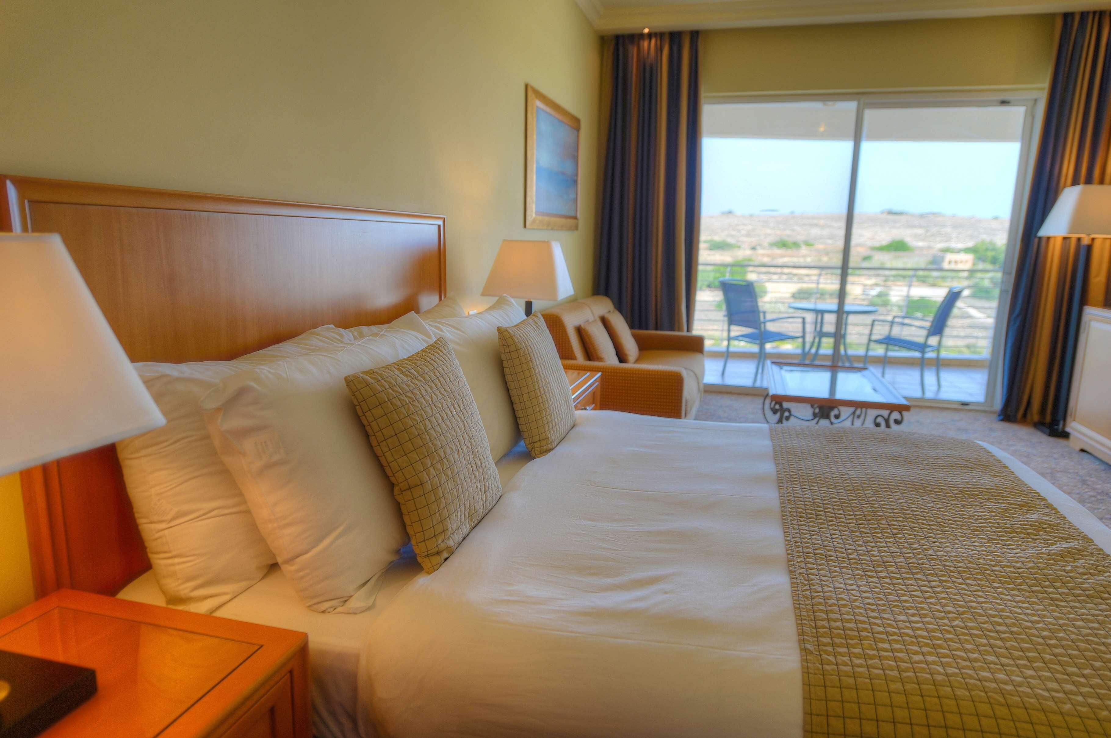 Hypo-allergenic bedding, minibar, in-room safe, desk