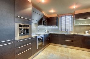 Appartement Penthouse, 4 chambres (Suite) | Cuisine privée | Cafetière-théière, bouilloire électrique