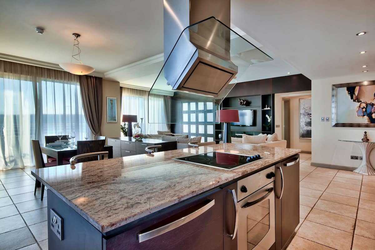 hypo-allergenic bedding, minibar, in-room safe, desk