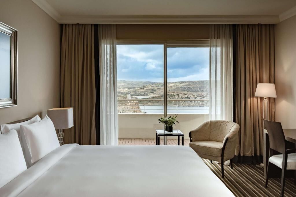 Hypo-allergenic bedding, minibar, in-room safe, desk