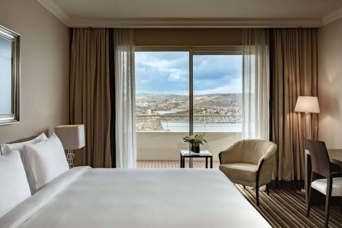 Hypo-allergenic bedding, minibar, in-room safe, desk