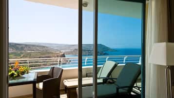 Hypo-allergenic bedding, minibar, in-room safe, desk