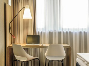Coffre-fort, bureau, rideaux d’obscurcissement