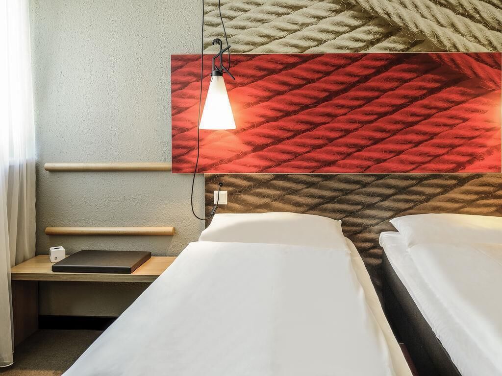 Standaard kamer, 2 eenpersoonsbedden | Een kluis op de kamer, een bureau, verduisterende gordijnen