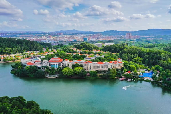 Vista frontal de la propiedad