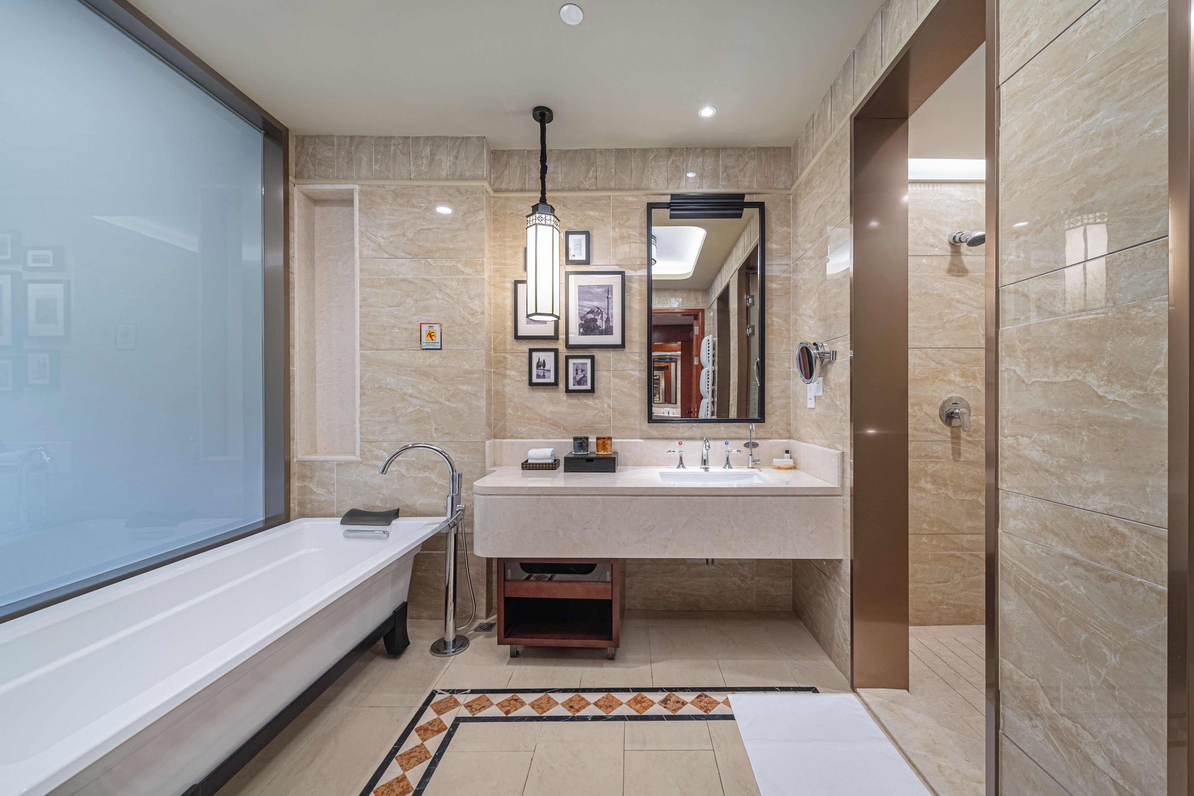 Un baño moderno con una bañera grande, un tocador con espejo y una zona de ducha.