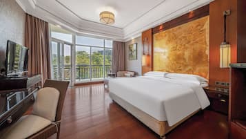 Deluxe kamer, uitzicht op meer | Luxe beddengoed, donsdekens, pillowtop-bedden, een kluis op de kamer