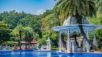 Una piscina cubierta, una piscina al aire libre de temporada, sombrillas