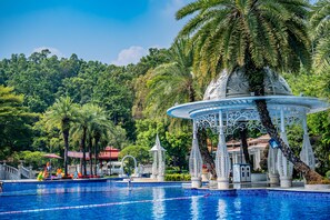 Piscine intérieure, piscine extérieure en saison, 9 h à 18 h, parasols