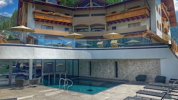 Inomhuspool, en sÀsongsöppen utomhuspool, parasoller och solstolar