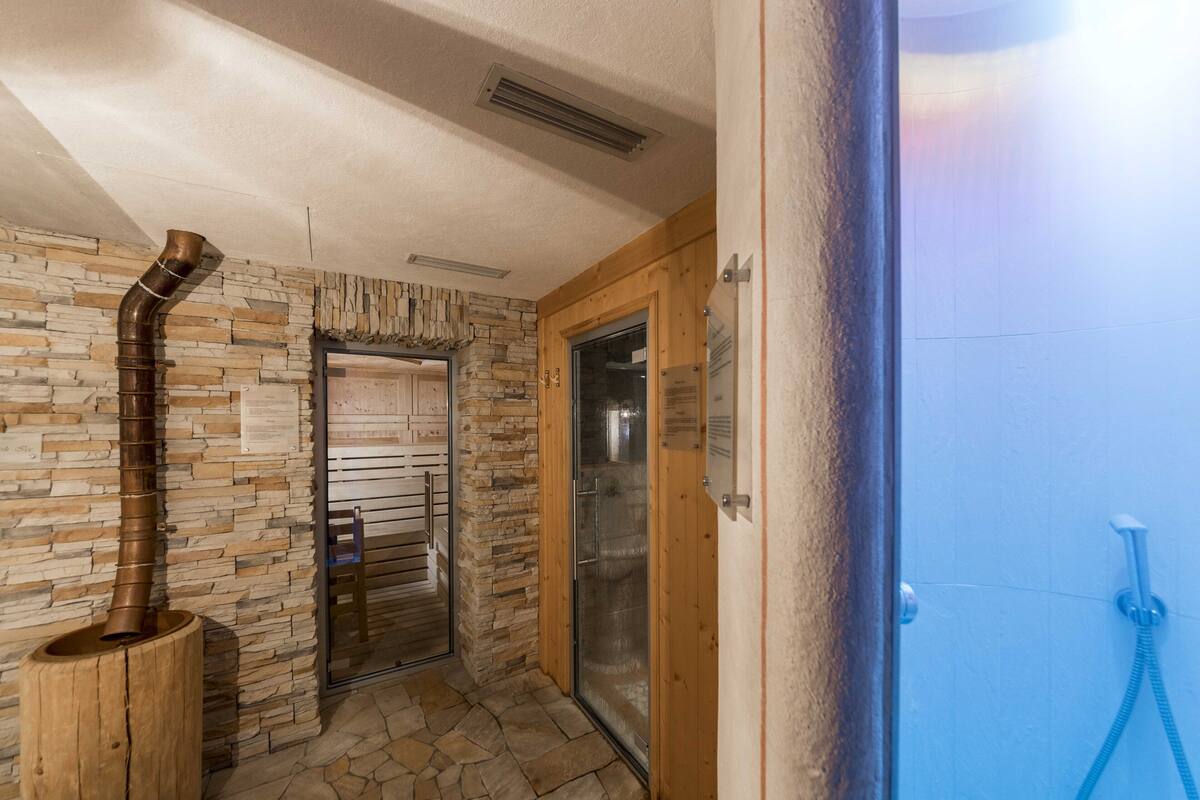 sauna, hot tub, steam room, turkish bath/hammam, body treatments