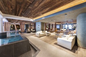 Een sauna, een bubbelbad, een stoombad, een Turks bad/hammam