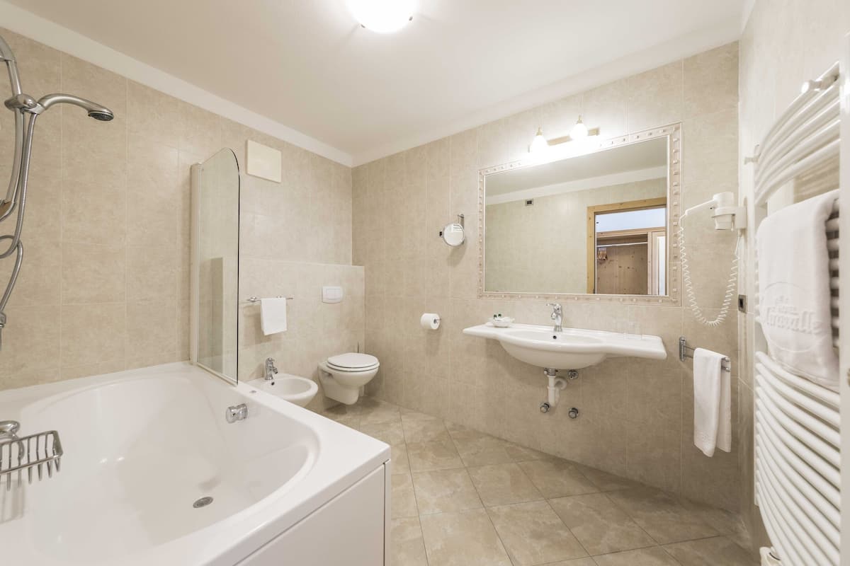 standard double room | bathroom | free toiletries, hair dryer, bathrobes, slippers