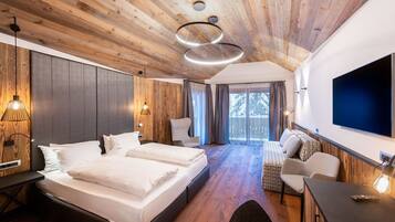Deluxe Double Room | Hypo-allergenic bedding, down comforters, minibar, in-room safe