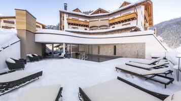 Inomhuspool, en sÀsongsöppen utomhuspool, parasoller och solstolar