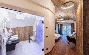 Quarto casal luxo | Roupas de cama antialérgicas, edredons de pluma, frigobar