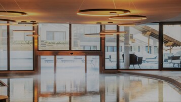 Piscina interna, piscina externa sazonal, guarda-sóis, espreguiçadeiras