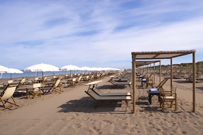 Privat strand, solstolar, parasoller och strandhanddukar