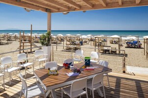 2 restaurantes; se sirven desayunos, almuerzos y cenas