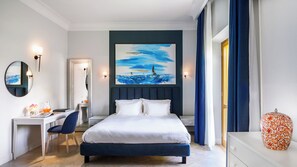 Een minibar, een kluis op de kamer, een bureau, verduisterende gordijnen