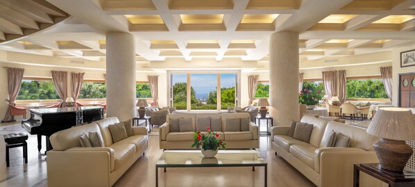 2 bars/lounges, swim-up bar, poolside bar