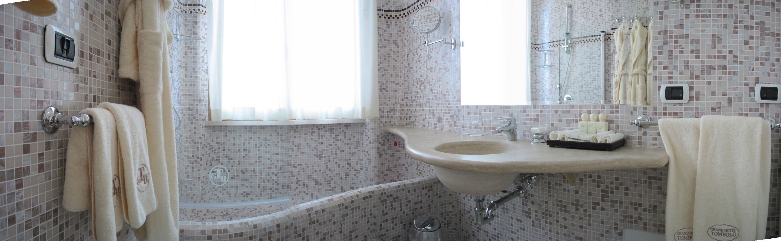 Ein Badezimmer mit Badewanne, Waschbecken und Dusche.