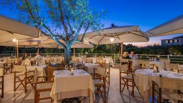 2 restaurantes; se sirven desayunos