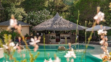 5 albercas techadas y alberca al aire libre por temporada