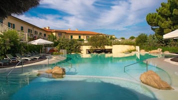 5 piscine coperte, piscina stagionale all'aperto, ombrelloni da piscina