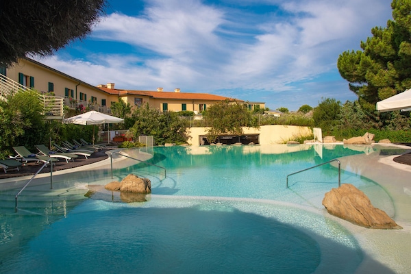 5 piscines couvertes, piscine extérieure (ouverte en saison)