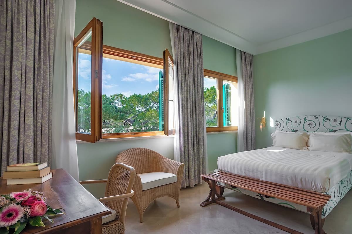Classic Single Room, Park View | Minibar, in-room safe, desk, blackout drapes