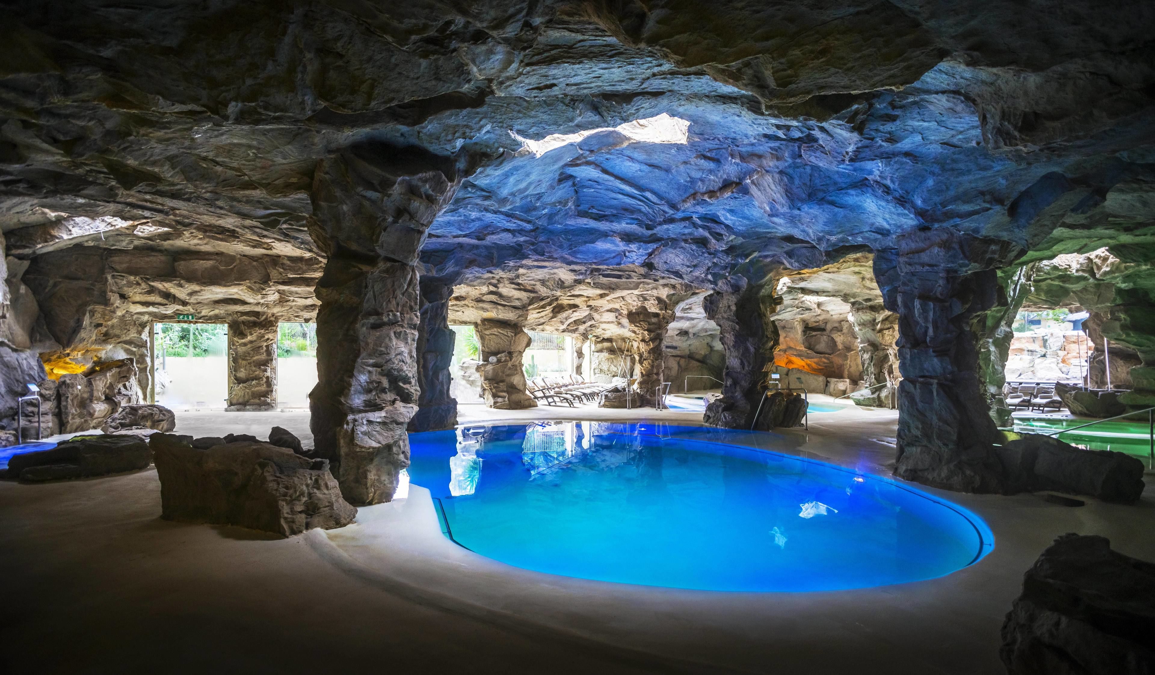 5 inomhuspooler, en säsongsöppen utomhuspool, parasoller och solstolar