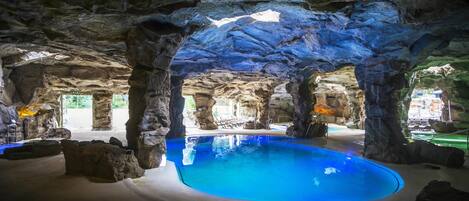 5 piscinas internas, piscina externa sazonal, guarda-sóis