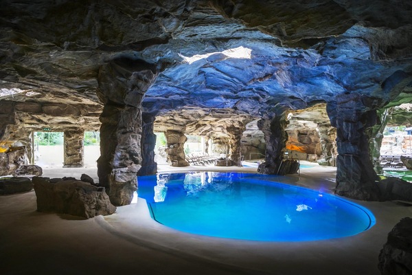 5 piscine coperte, piscina stagionale all'aperto, ombrelloni da piscina