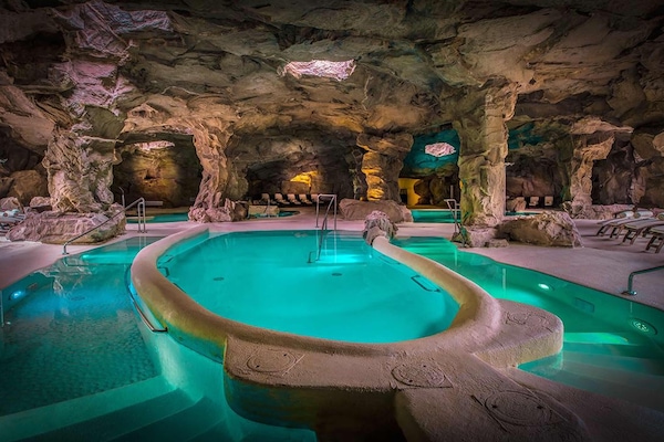 5 piscine coperte, piscina stagionale all'aperto, ombrelloni da piscina