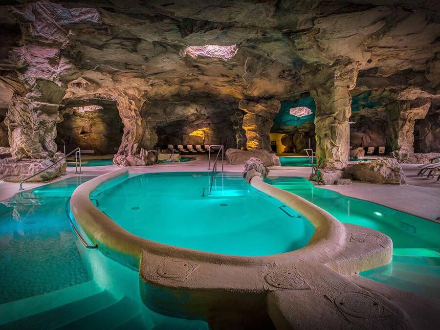 5 piscinas internas, piscina externa sazonal, guarda-sóis