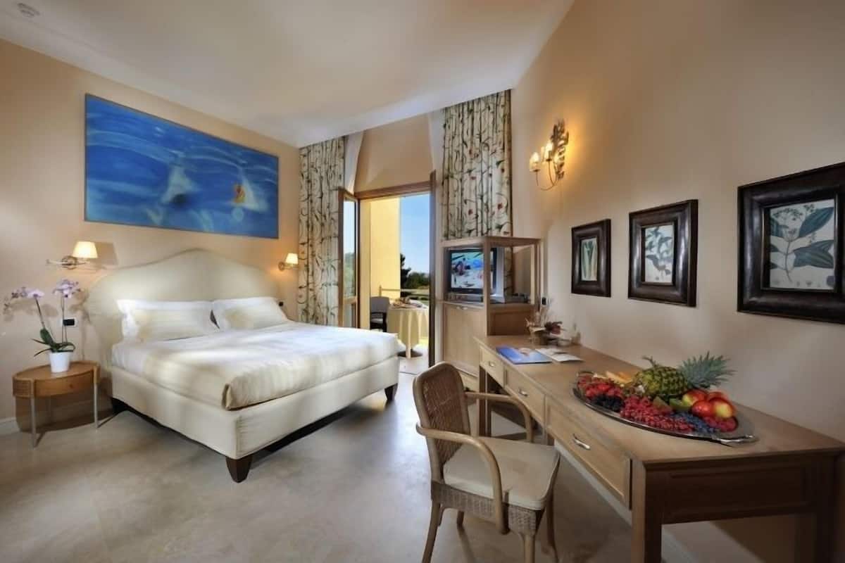 Minibar, in-room safe, desk, blackout curtains